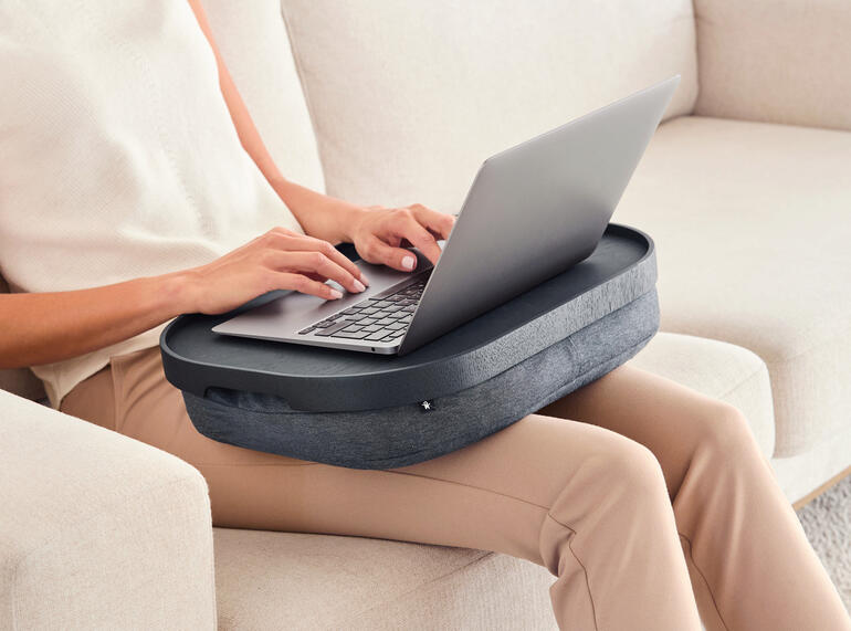 Antislip laptopkussen met plateau, wordt op de schoot gehouden.