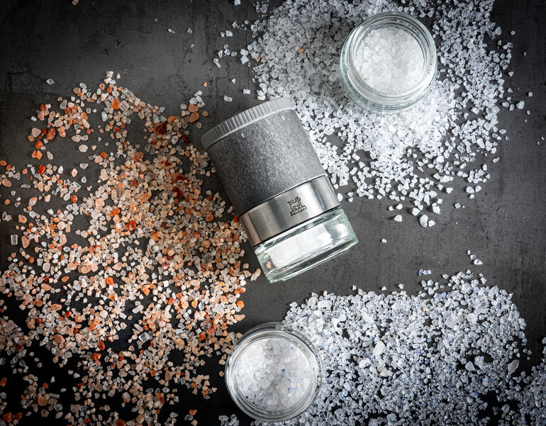 Peugeot Zirkonia-zoutmolenset op een tafel met zout op de tafel