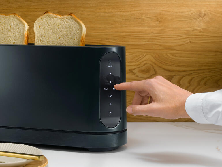 Close-up van de Jacob Jensen toaster met sneetjes brood.