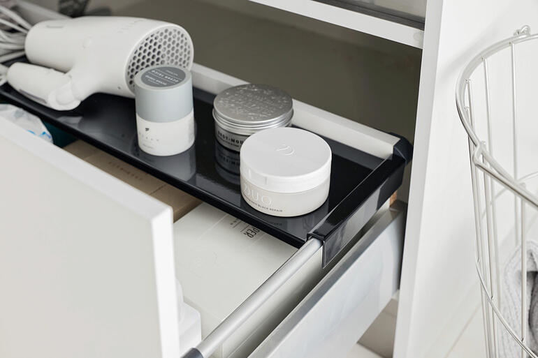 Schept extra opbergruimte, structuur en overzicht, ook in de badkamer. Lade-inzet in zwart, uitgerust met cosmetica en verzorgingsproducten