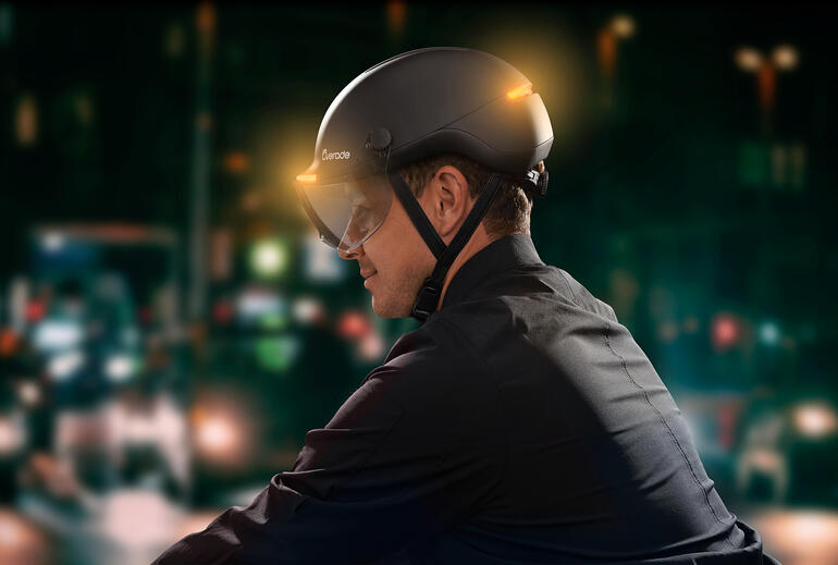 Man draagt een fietshelm met lichtsignaal in de stad bij nacht