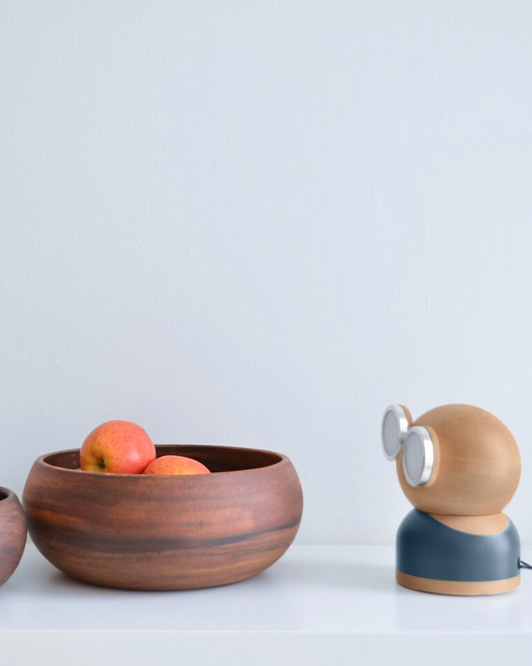 Individueel te richten, werkt op een oplaadbare accu en is aangenaam dimbaar. Mr. Watt lamp staat naast een houten kom met appels.