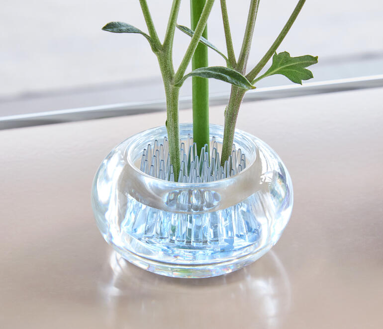 Detailopname van een mini-bloembus met bloemen erin.