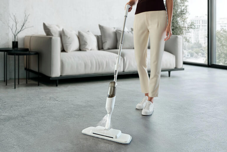 3-in-1 Spray-mop wordt gebruikt door een vrouw, de vloer is leeg