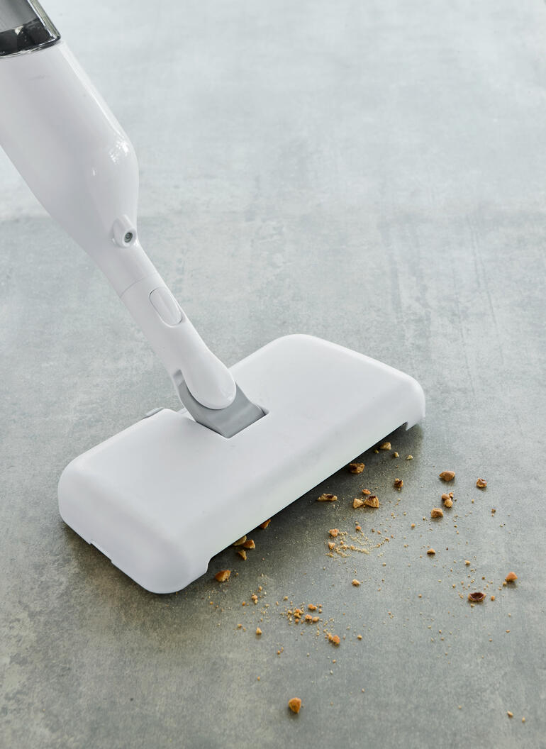 Close-up van de 3-in-1 spray-mop, vuil wordt verwijderd