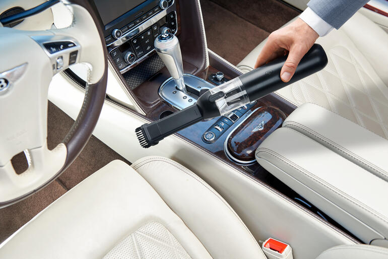 2-in-1 handstofzuiger wordt in de auto gebruikt voor het schoonmaken van het interieur.