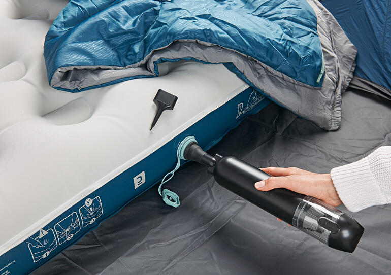 2-in-1 handstofzuiger reinigt een opgeblazen luchtbed.