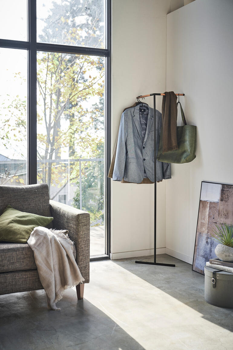 Hoekgarderobe met jassen in een moderne ruimte