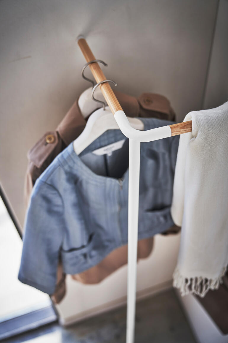 Detailweergave van een garderobe met een jas en een sjaal