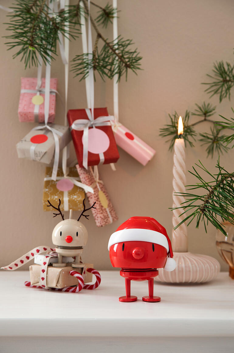 Hoptimist sneeuwman in de kerstdecoratie met geschenken.