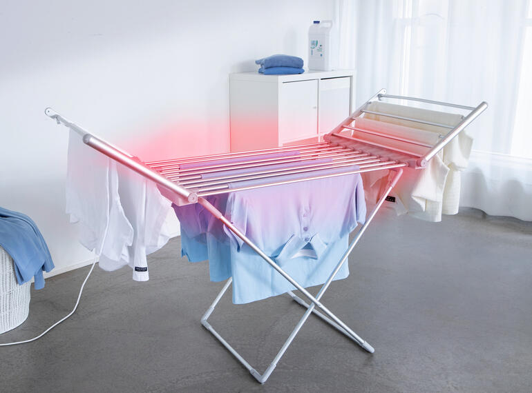 Elektrische wasdroger XXL met was om te drogen in een lichte kamer