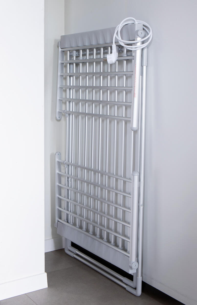 Vouwbare elektrische wasdroger XXL in een hoek