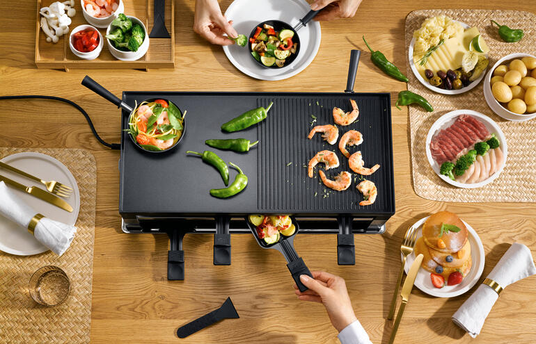 Solis raclette- en fun-koken 5-in-1 apparaat met zeevruchten.