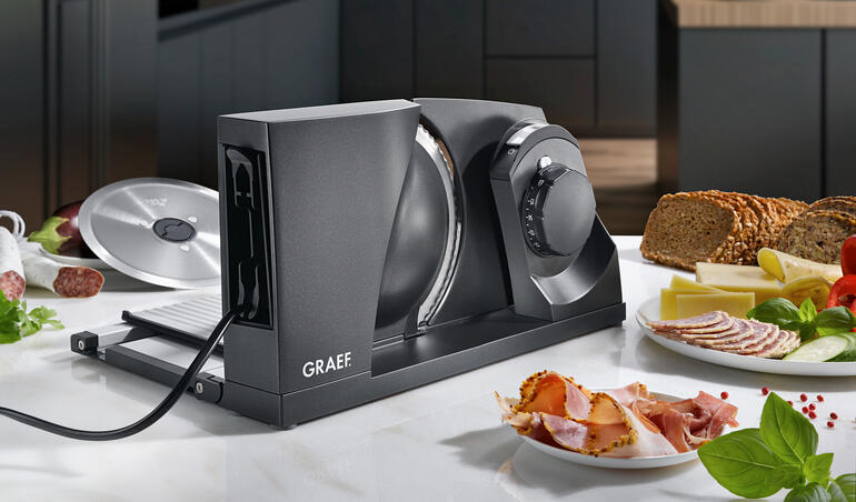 Ultracompacte snijmachine op een moderne keukenblad.