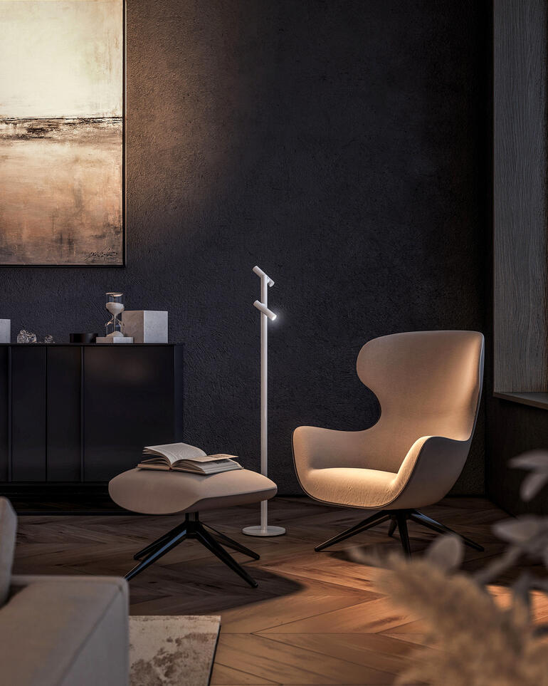 Moderne vloerlamp zaklamp in de woonkamer met gezellige verlichting.