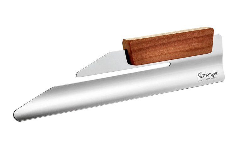 Design kruimelvanger van roestvrij staal en hout op een neutrale achtergrond.