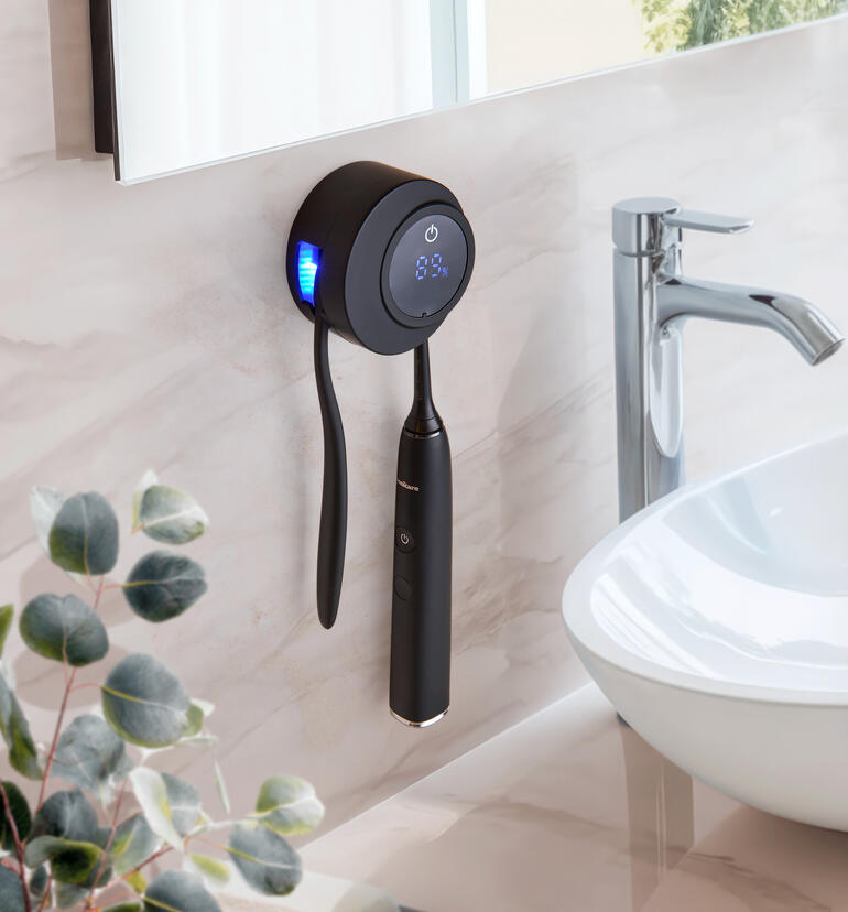 UV-tandenborstel disinfectie station aan de muur met zwart ontwerp en LED-display.