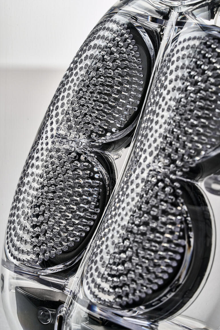 Detailopname van het oppervlak van de luidspreker van de hond.