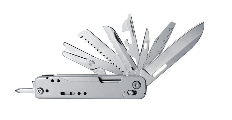 Compact multitool 12-in-1 met verschillende gereedschappen uitgeklapt.