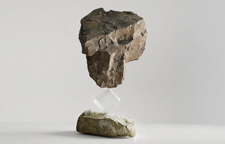 Vlotterende steen boven een glas, dat deel uitmaakt van een 4-delige set.