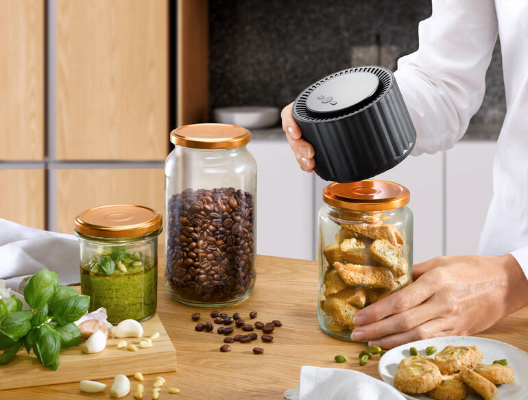 Vacuümsealer voor inmaakpotten op een houten oppervlak