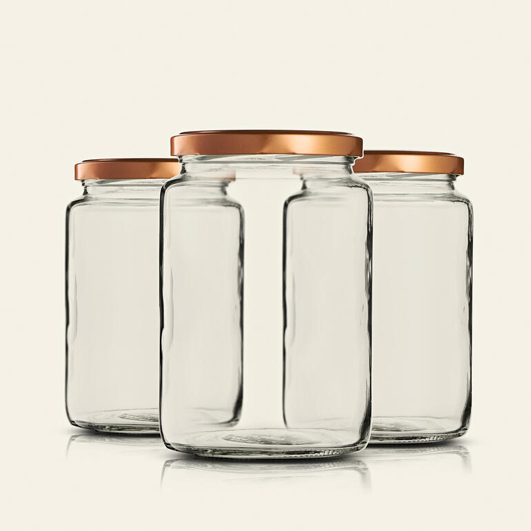 Drie grote inmaakpotten met gouden deksels