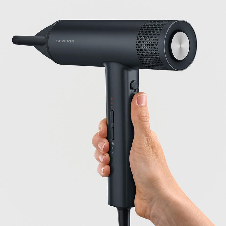 Close-up van een zwarte föhn met bedieningsknoppen in de hand.