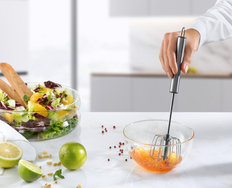 Halfautomatische garde in een kom met salade