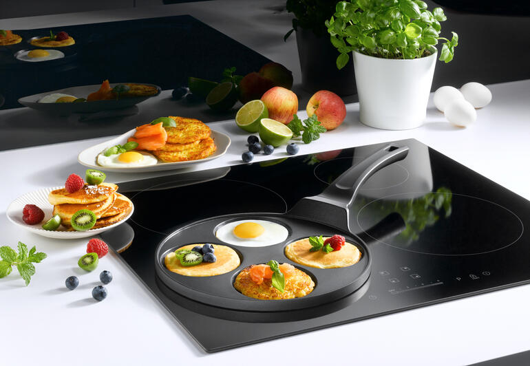 Pancake bakvorm met verschillende pannenkoeken en eieren