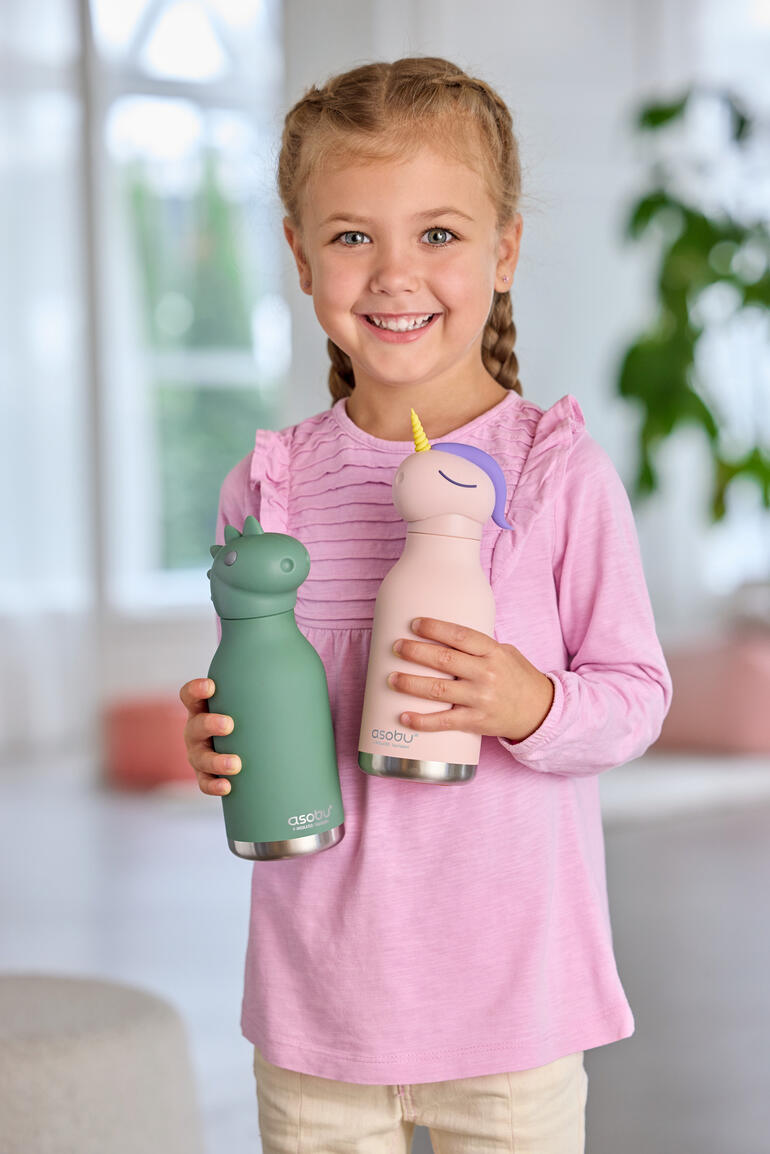 Meisje houdt twee dierenwaterflessen vast, een draak en een eenhoorn