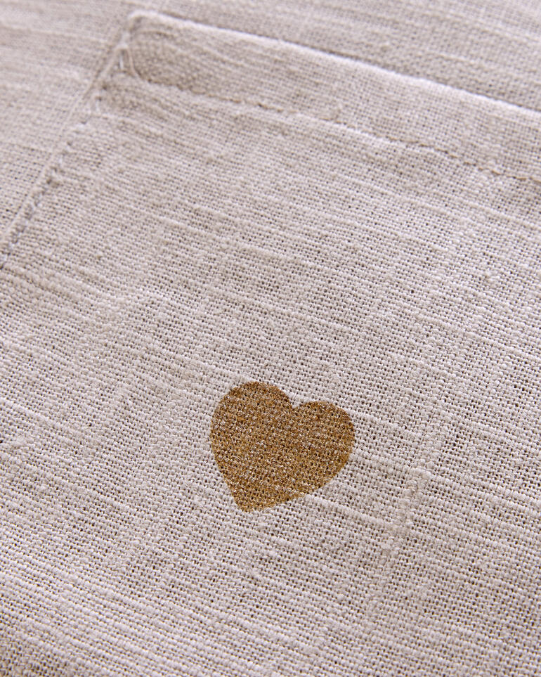 Detailweergave van de stof van de schouderwarmer met hartpatroon