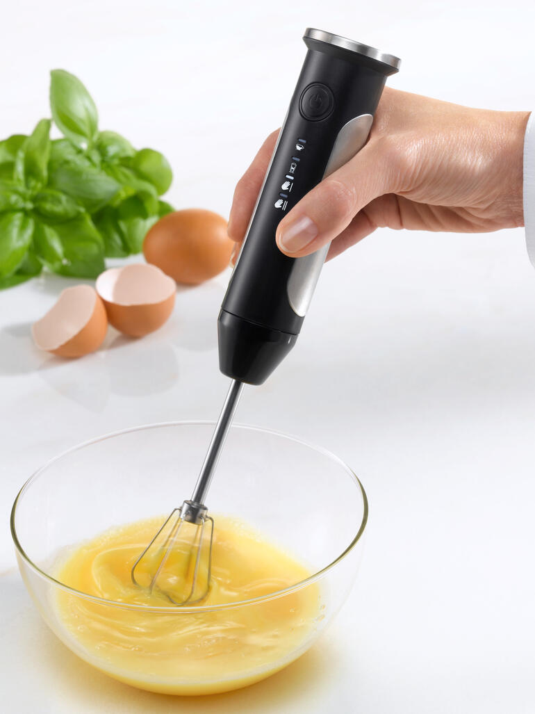 Accu melkopschuimer bij het bereiden van eieren