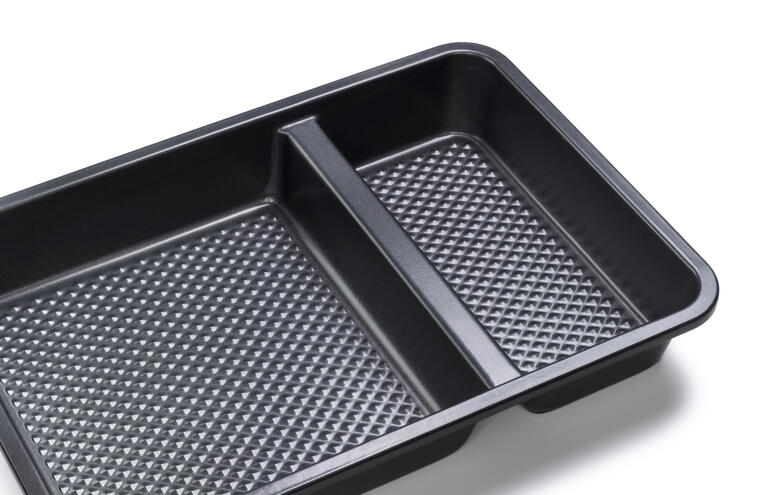 Twee-delige ovenschaal zonder inhoud op een witte achtergrond