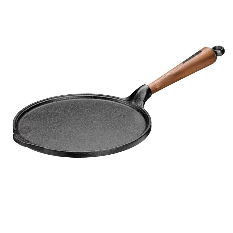 Platte gietijzeren pan, 24 cm diameter, op witte achtergrond.