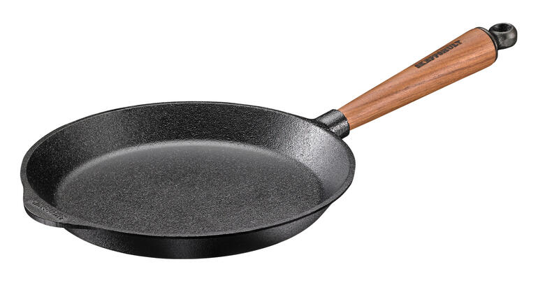 Lege gietijzeren pan met houten handvat op een witte achtergrond