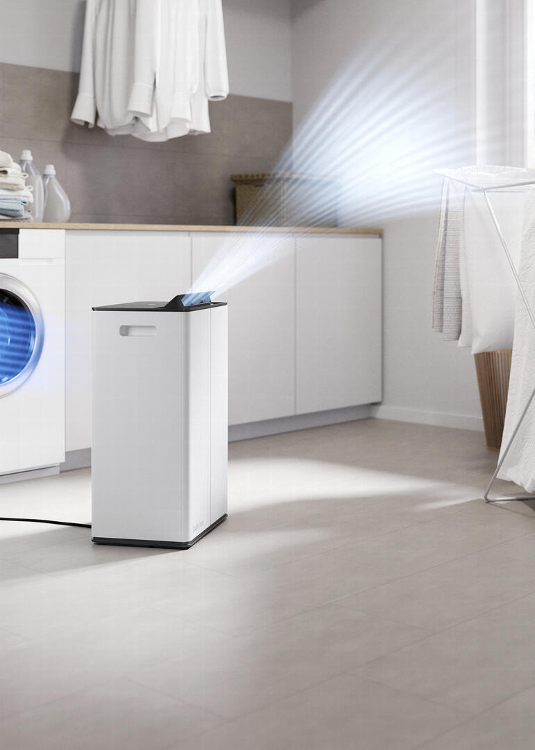 Lukas Pro in het wit, dat de wasmand aansteekt.