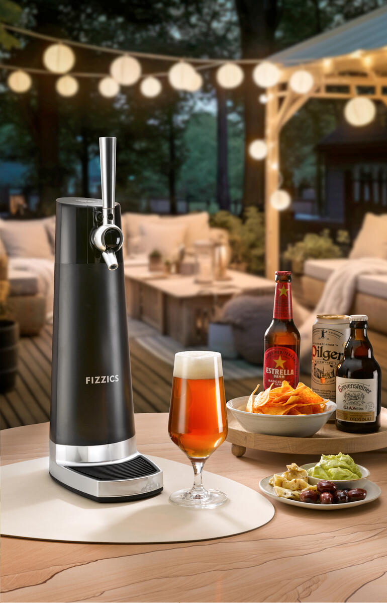 Bier-tapinstallatie op een tafel met glazen en snacks op de achtergrond.