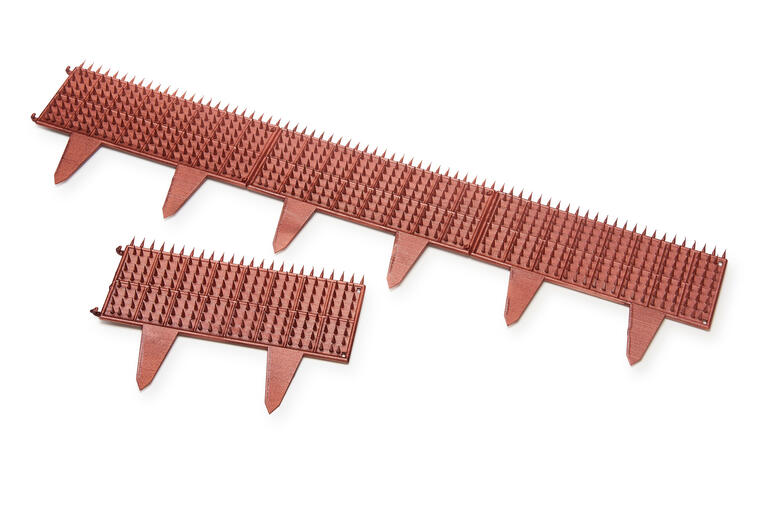 Drie delen van slakkenbescherming hekken in bruin.