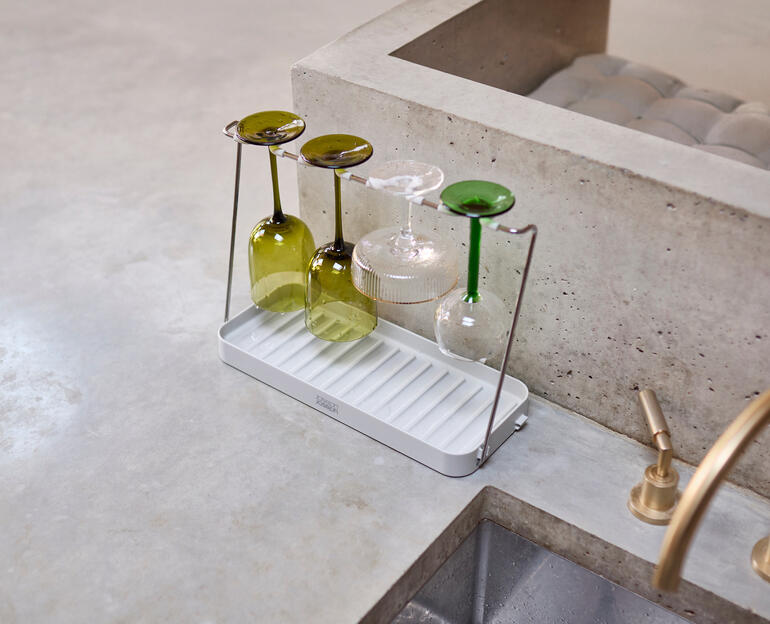 Wijnrek voor afdroog met meerdere glazen op een aanrecht.