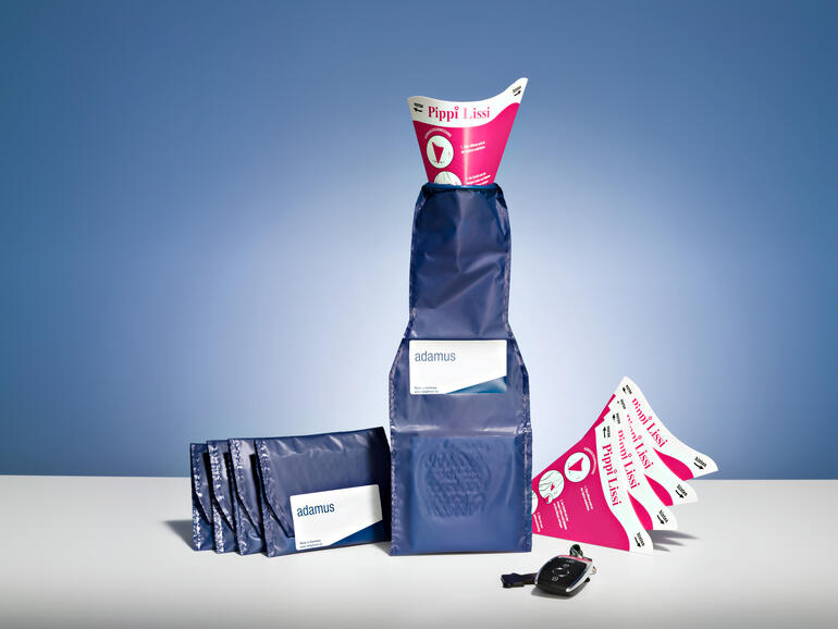 Vijf reis-toiletten in compact ontwerp, ideaal voor mobiel gebruik.