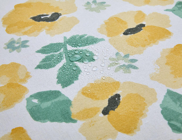 Druppels water op een aquarel tafelkleed.