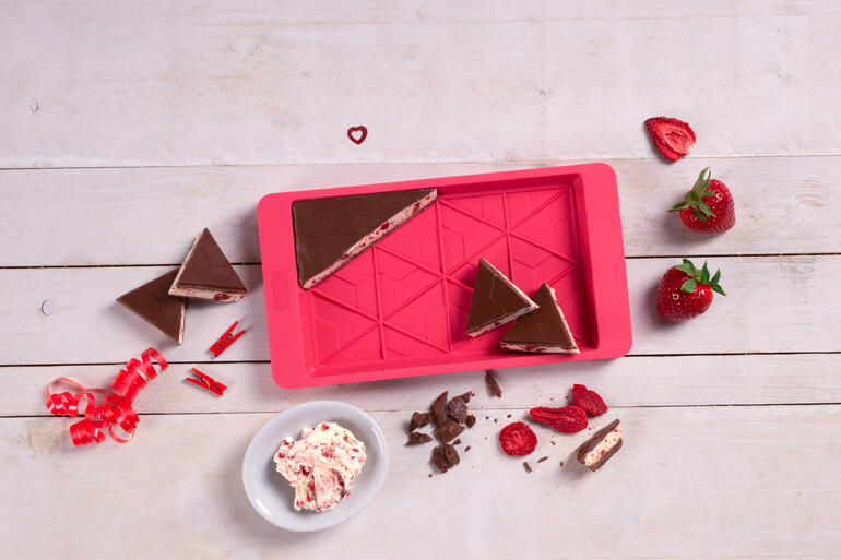 Soepsiliconenvorm in de vorm van chocolade met harten en aardbeien.