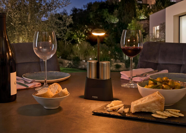 Peper- en zoutlamp op een tafel bij schemering