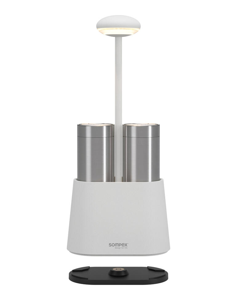 Peper- en zoutlamp in wit met een basis op een witte achtergrond.