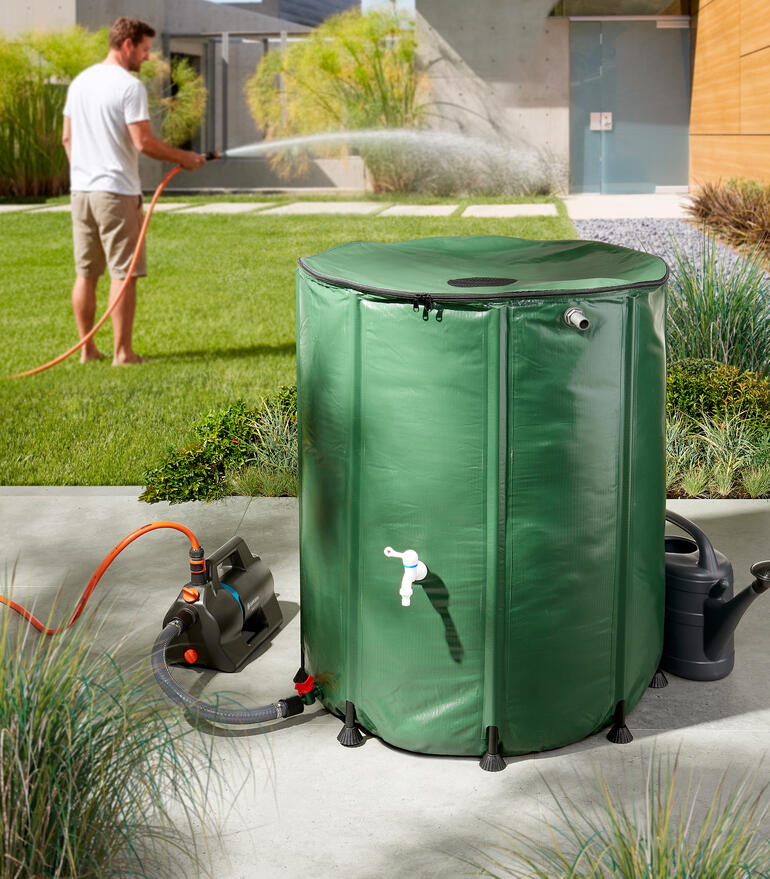 Opvouwbare regenton van 500 liter in een tuin voor wateropslag.