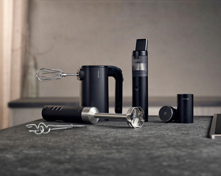 Draadloze kruimeldief, inclusief accessoires, op een moderne keukentafel