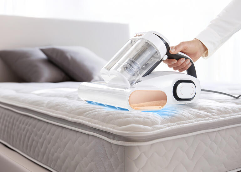 UV-C hygiëne stofzuiger wordt op een matras gebruikt