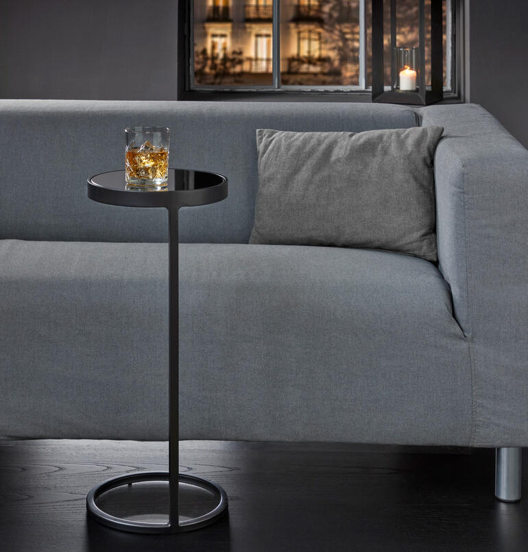 Mini-side table met een glas op de tafel.