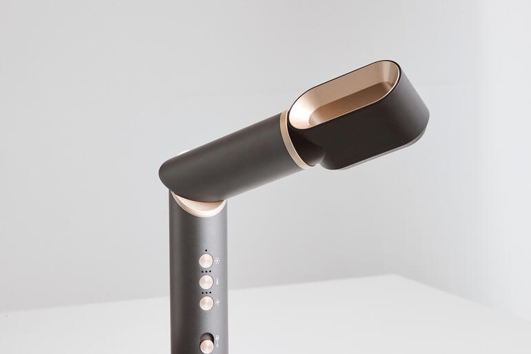 Detailweergave van een 12-in-1 haarstyler met bedieningselementen.