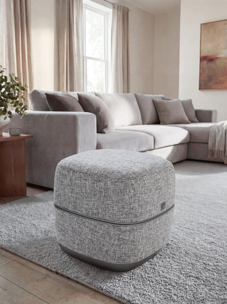 Design voetmassagehocker in een stijlvolle woonkamer.